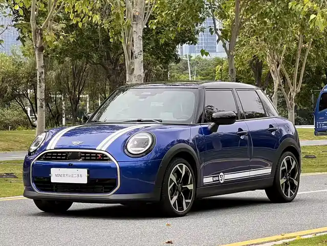 MINI 2025 Model 2.0T COOPER S Artist 5-Door — фото 1