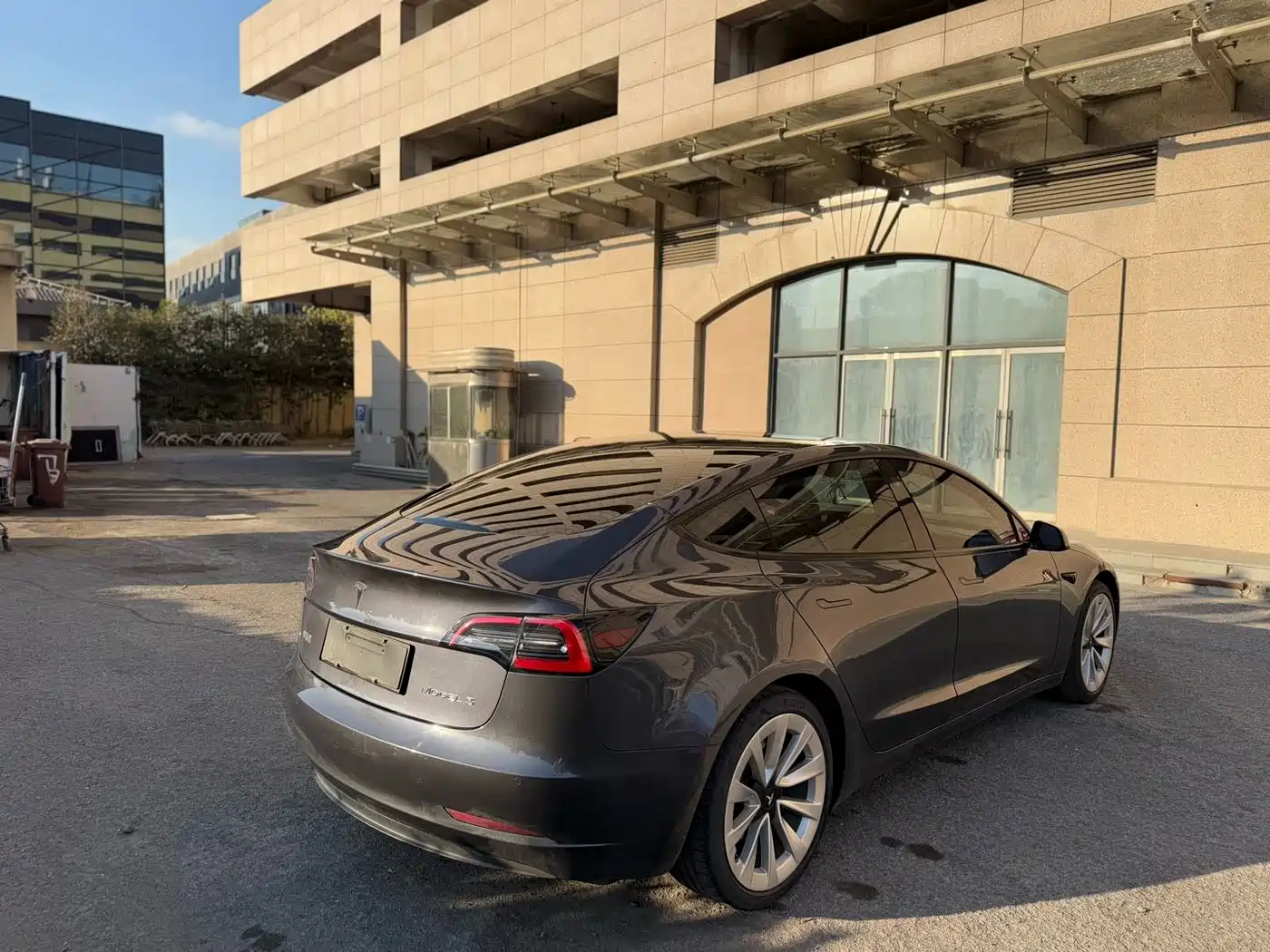TESLA MODEL 3