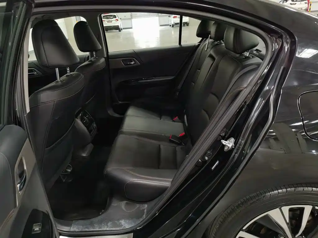 Фото 15 - Honda Accord