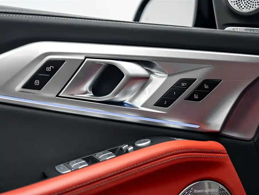 BMW XM 2023 50e фото 15