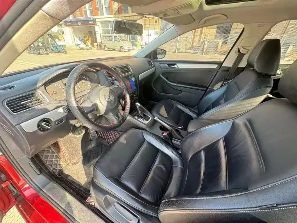 Volkswagen Sagitar 2012 1.6L Automatic Comfort Type фото 7