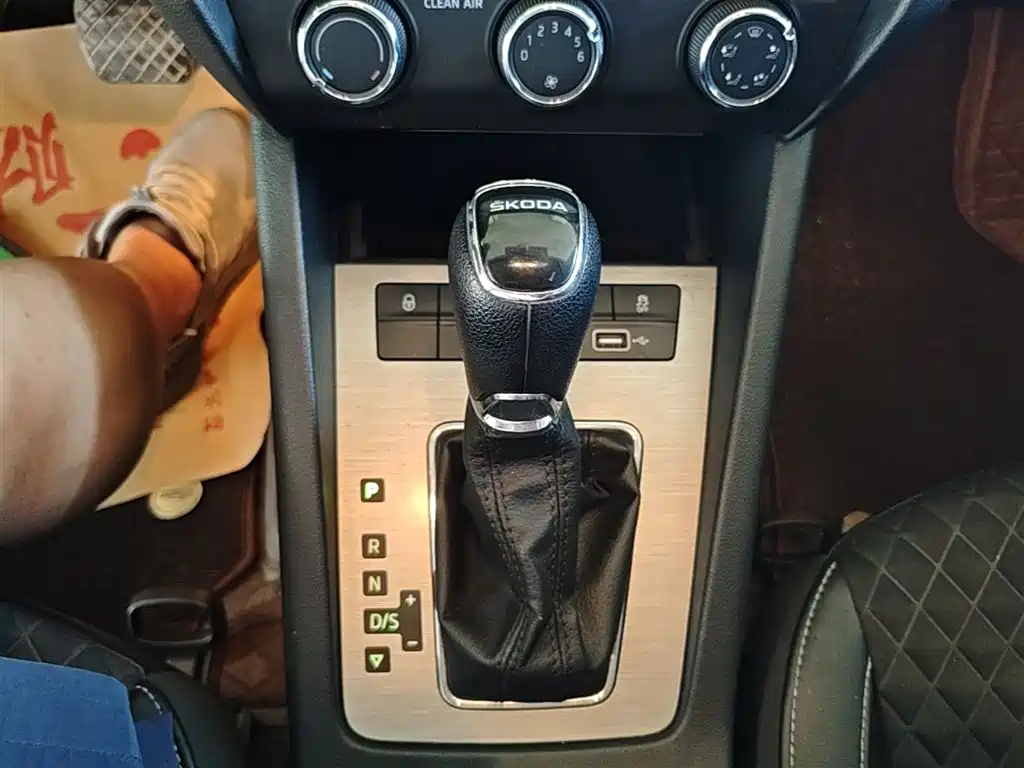 Škoda Octavia 2019 1.5L Automatic Smart Luxury China VI фото 14