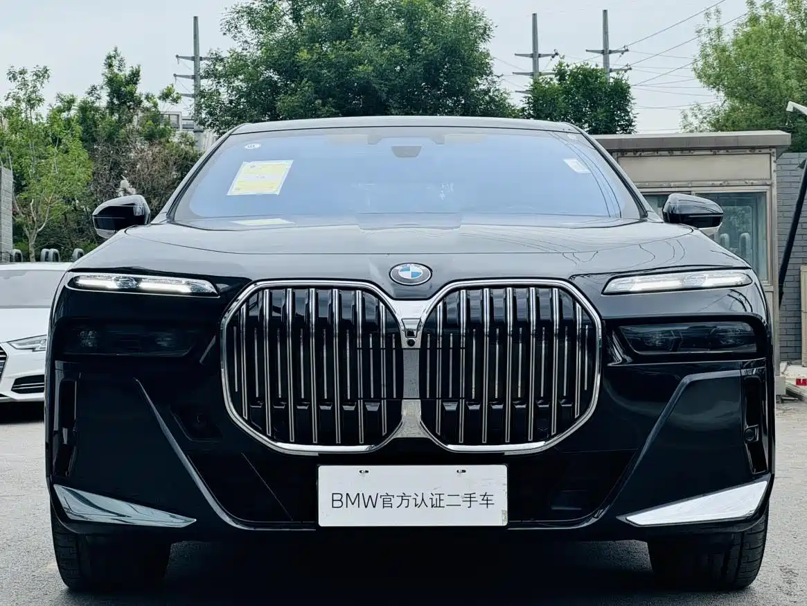 BMW 7 Series 2023 740Li Exclusive M Sport Package фото 3