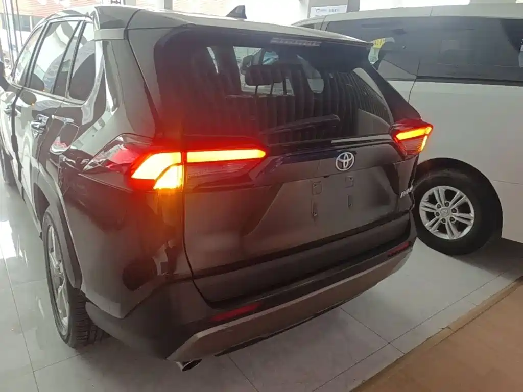 Фото 6 - Toyota RAV4