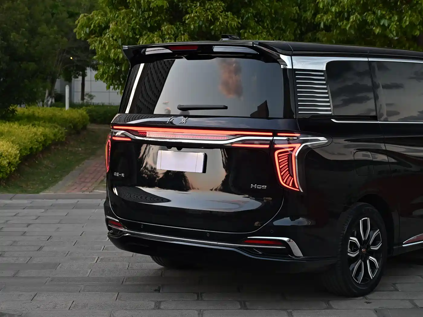 Hongqi HQ9 2023 2.0T Smart Connect Flag Enjoy Edition фото 20