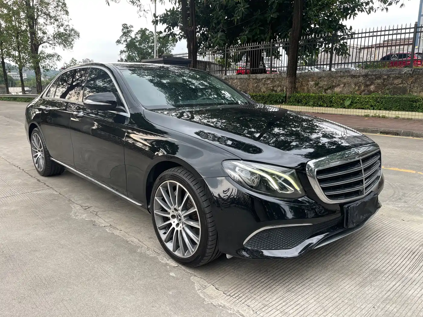Mercedes-Benz E-Class 2018 E 300 L Luxury фото 3