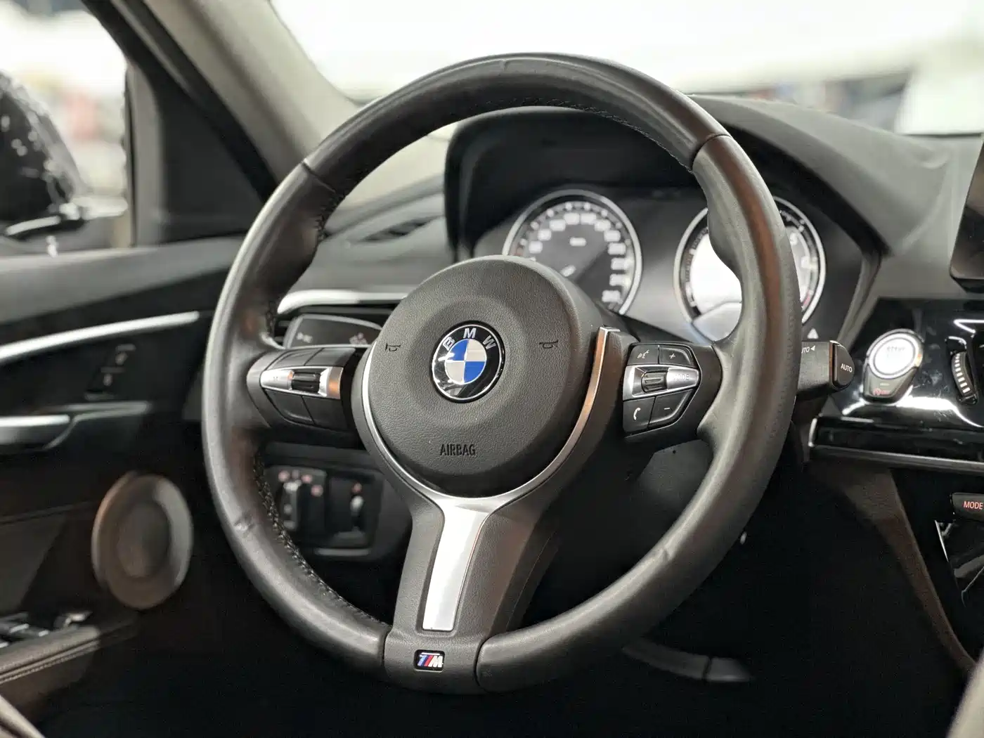 BMW 1 Series 2023 120i M Sport Shadow Edition фото 20