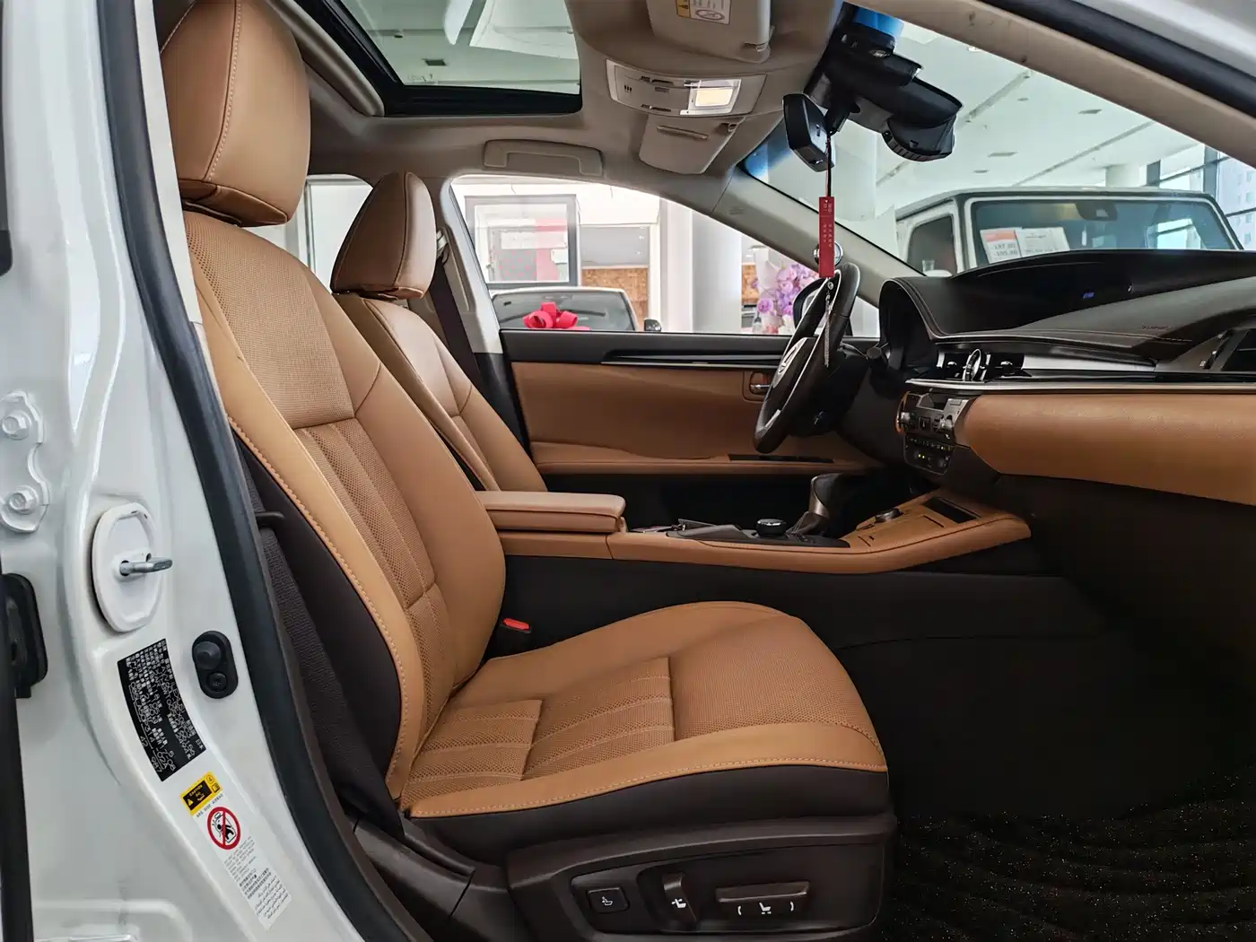 Lexus ES 2017 300h Mark Levinson Comfort Edition фото 15