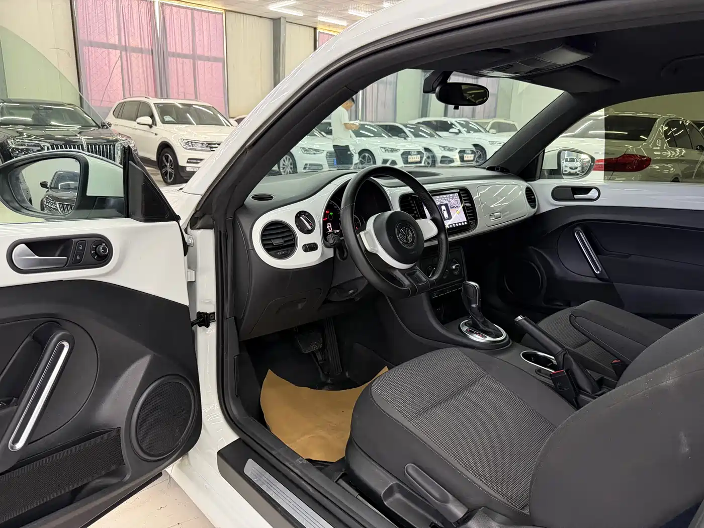 Volkswagen Beetle 2016 Model 180TSI Club Edition фото 4