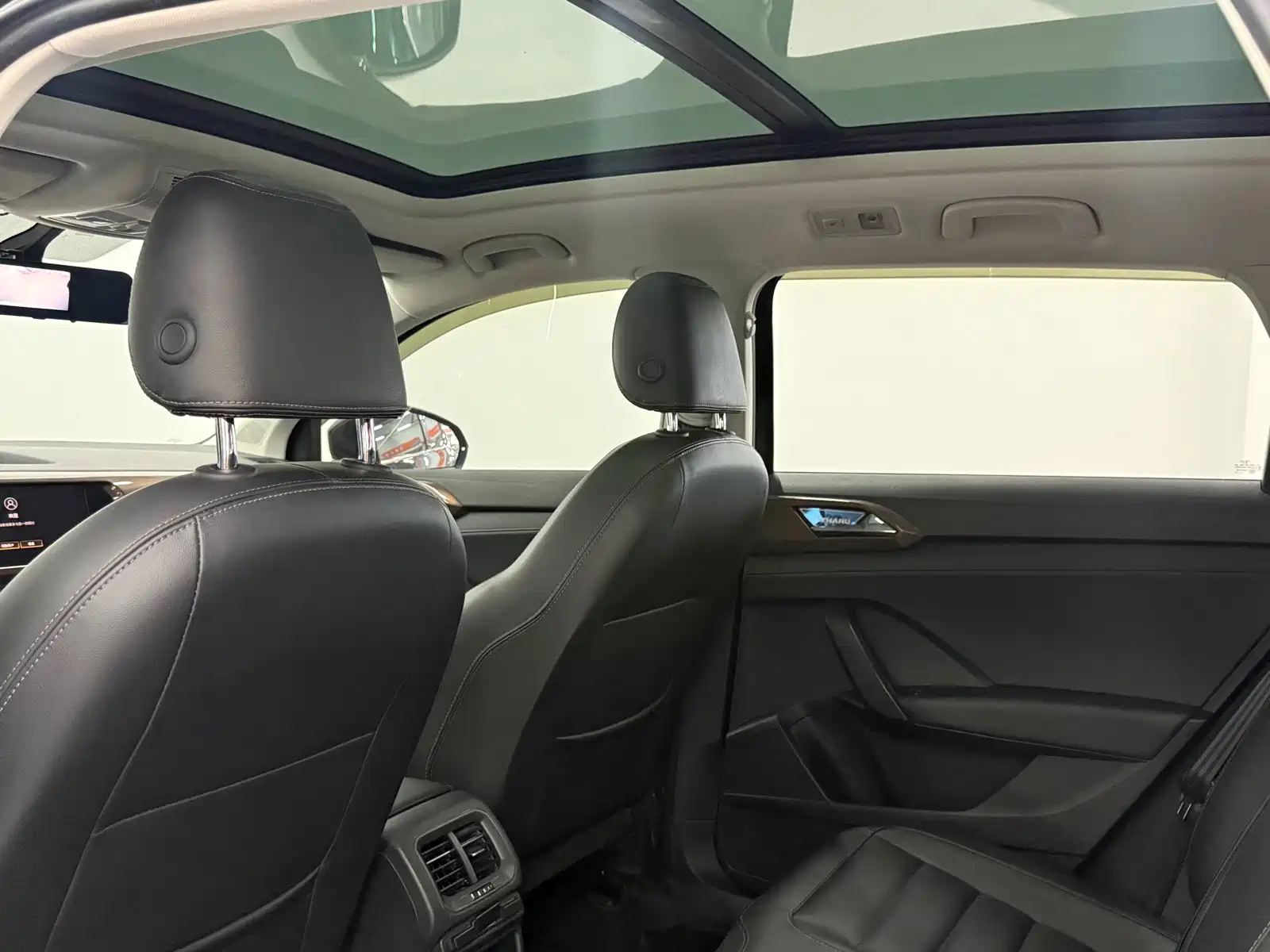 صورة 9 - Volkswagen Tharu