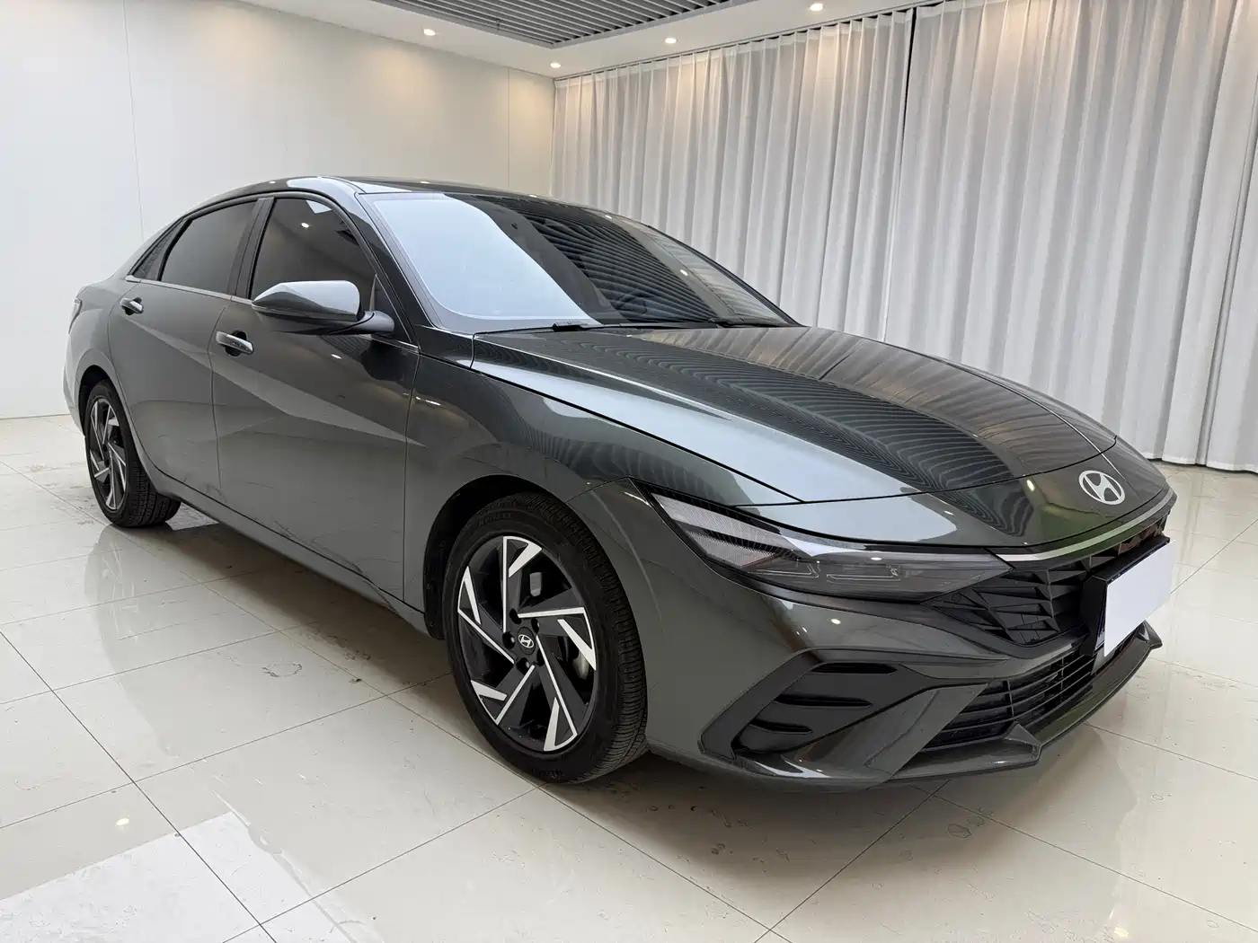 Hyundai Elantra 2023 Model 1.5L CVT LUX Premium Edition фото 3