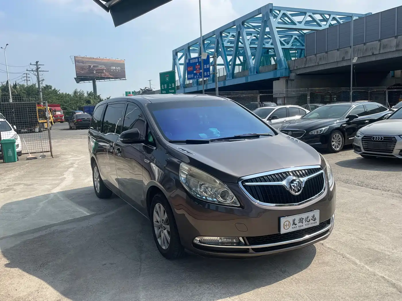 Photo 2 - Buick GL8