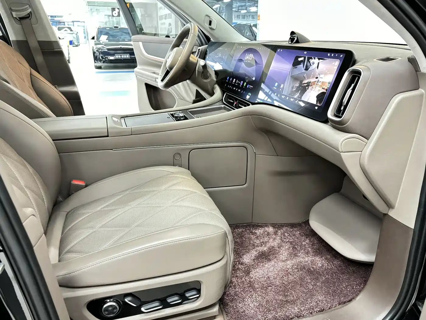 AITO Wenjie AITO M9 2025 Extended Range Max 52kWh 6-Seater фото 12