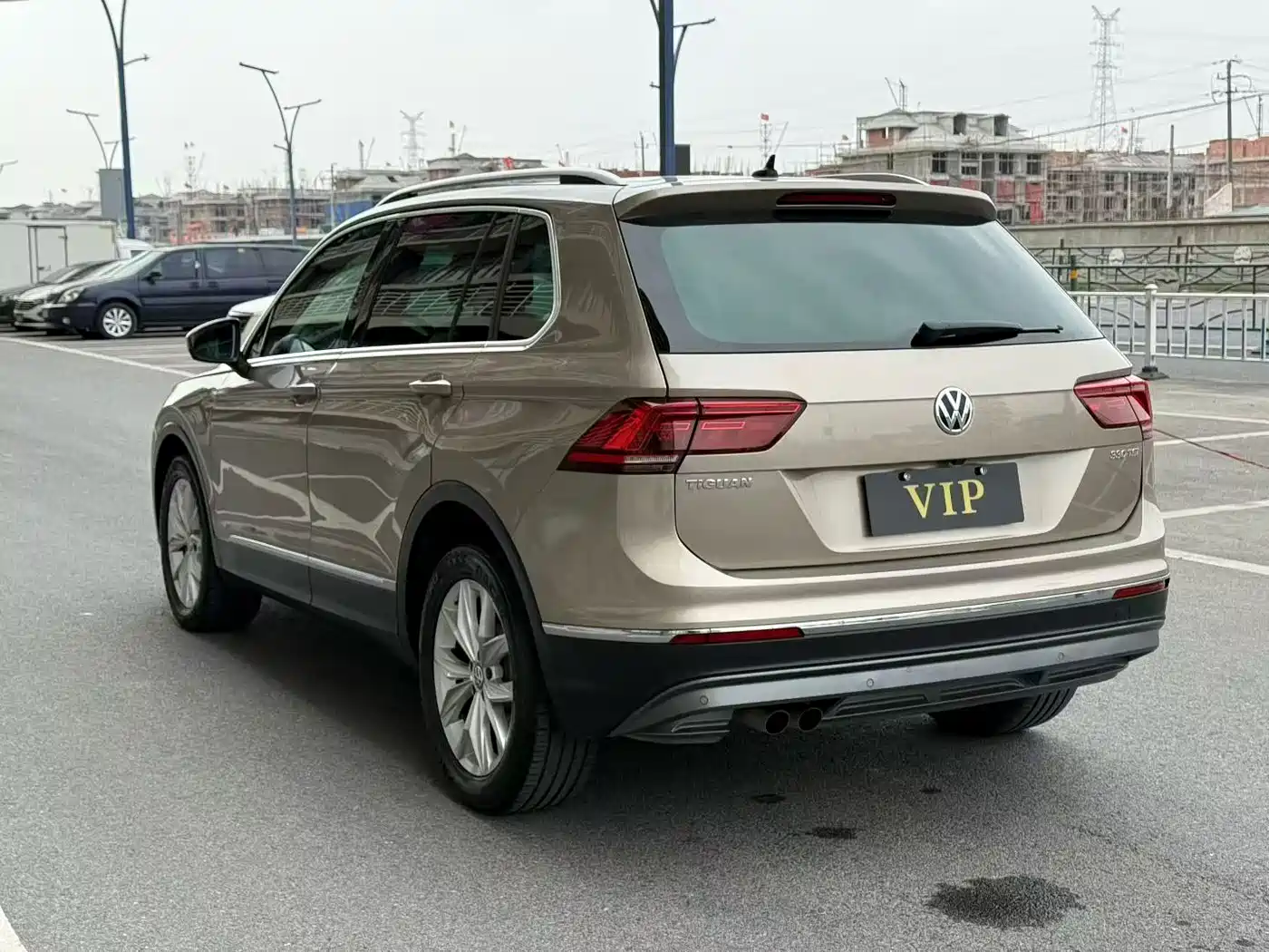 VOLKSWAGEN TIGUAN