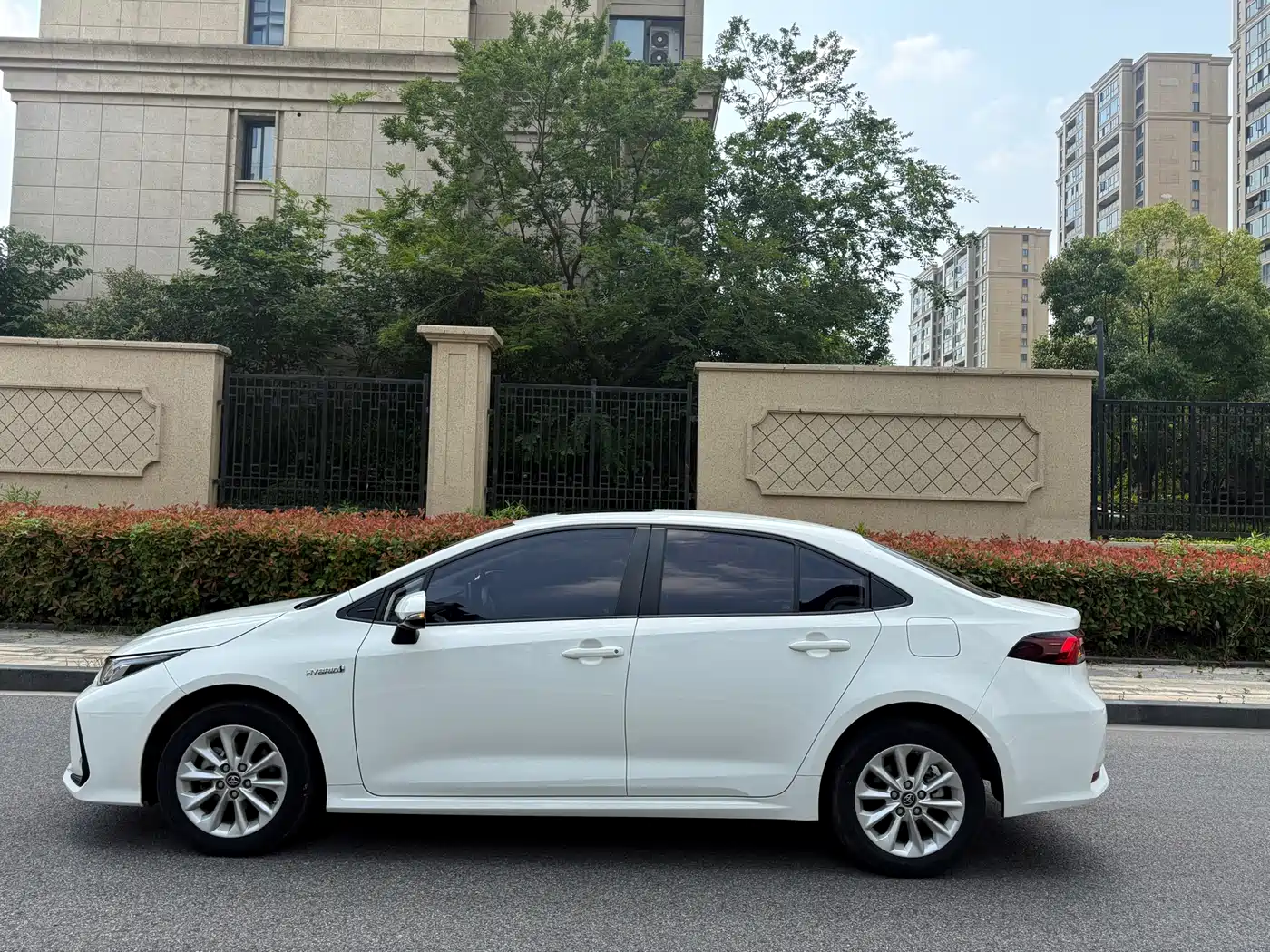 Toyota Corolla 2021 Hybrid 1.8L E-CVT Pioneer Edition фото 8