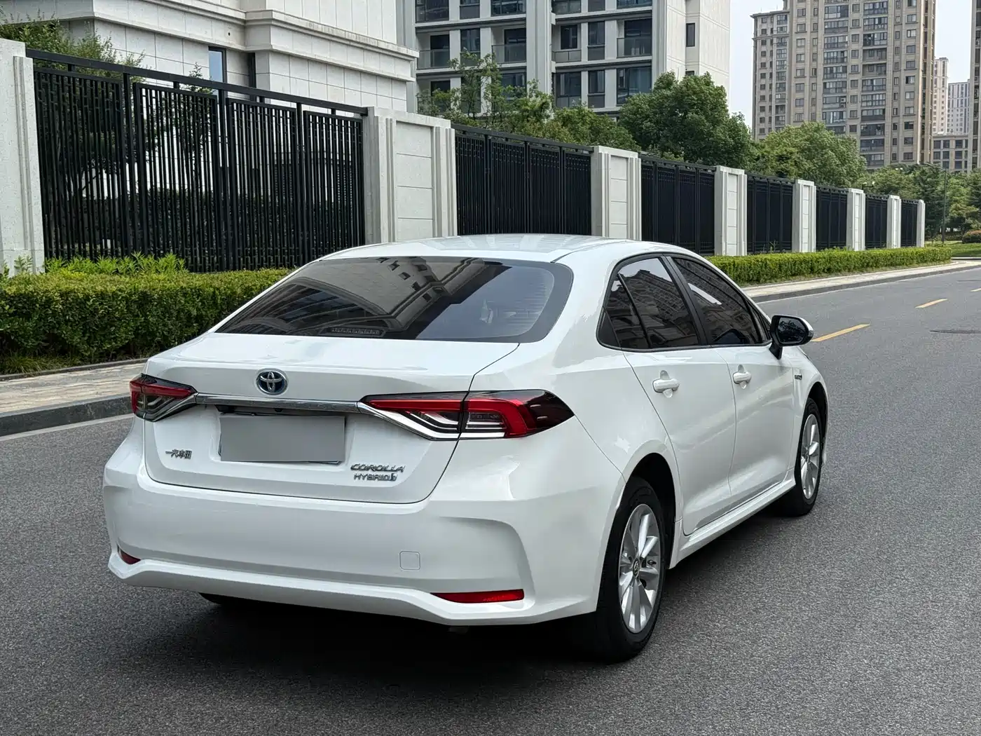 Toyota Corolla 2021 Hybrid 1.8L E-CVT Pioneer Edition фото 6
