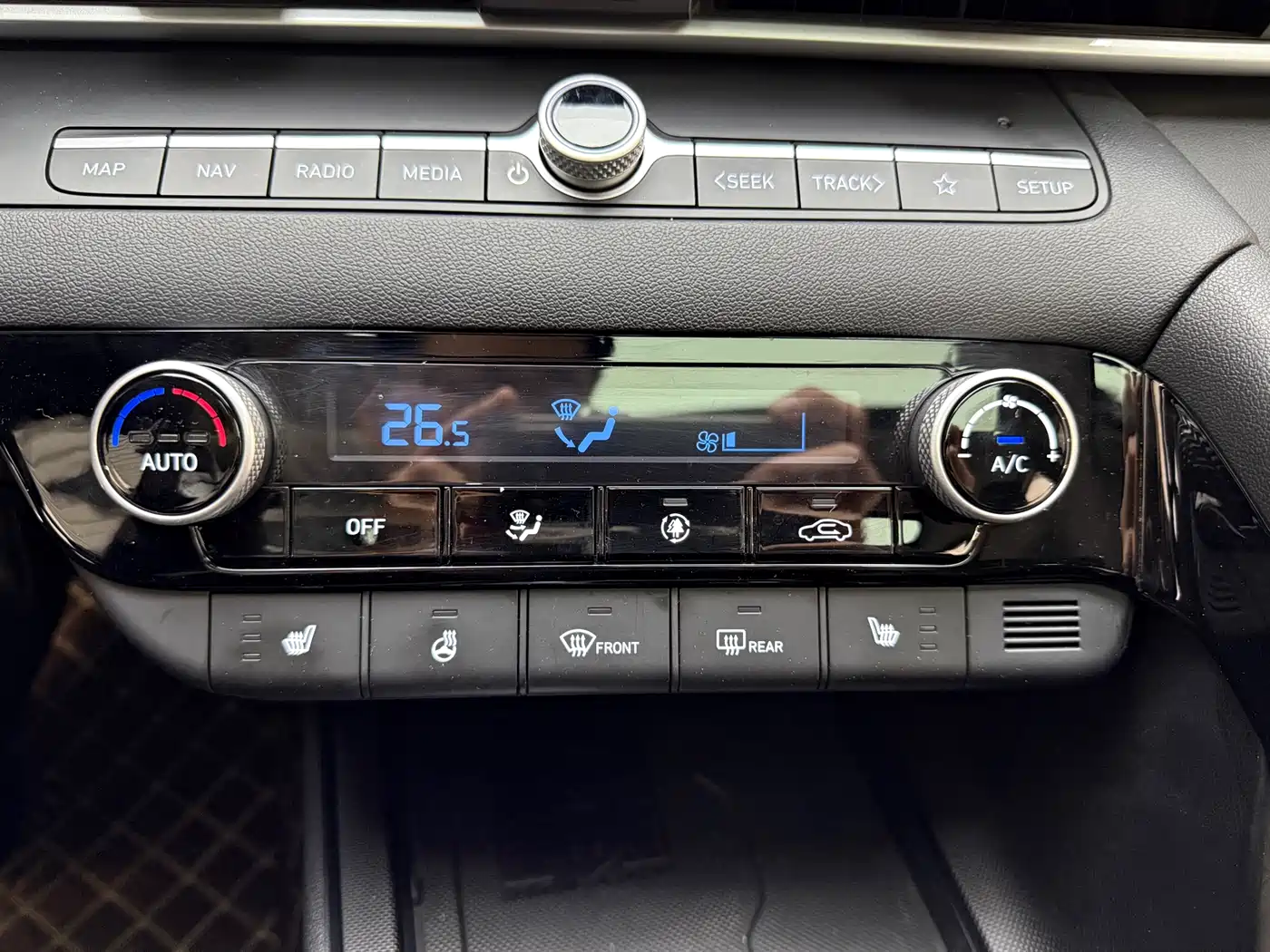 Hyundai Elantra 2023 Model 1.5L CVT LUX Premium Edition фото 15