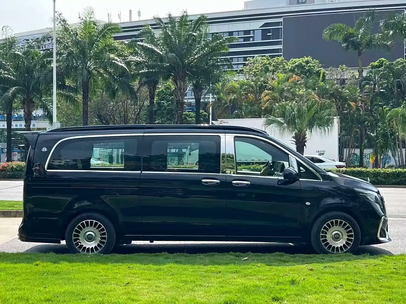 Mercedes-Benz Vito 2024 2.0T Business 7-Seater фото 6