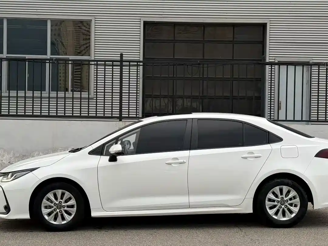 Фото 4 - Toyota Corolla
