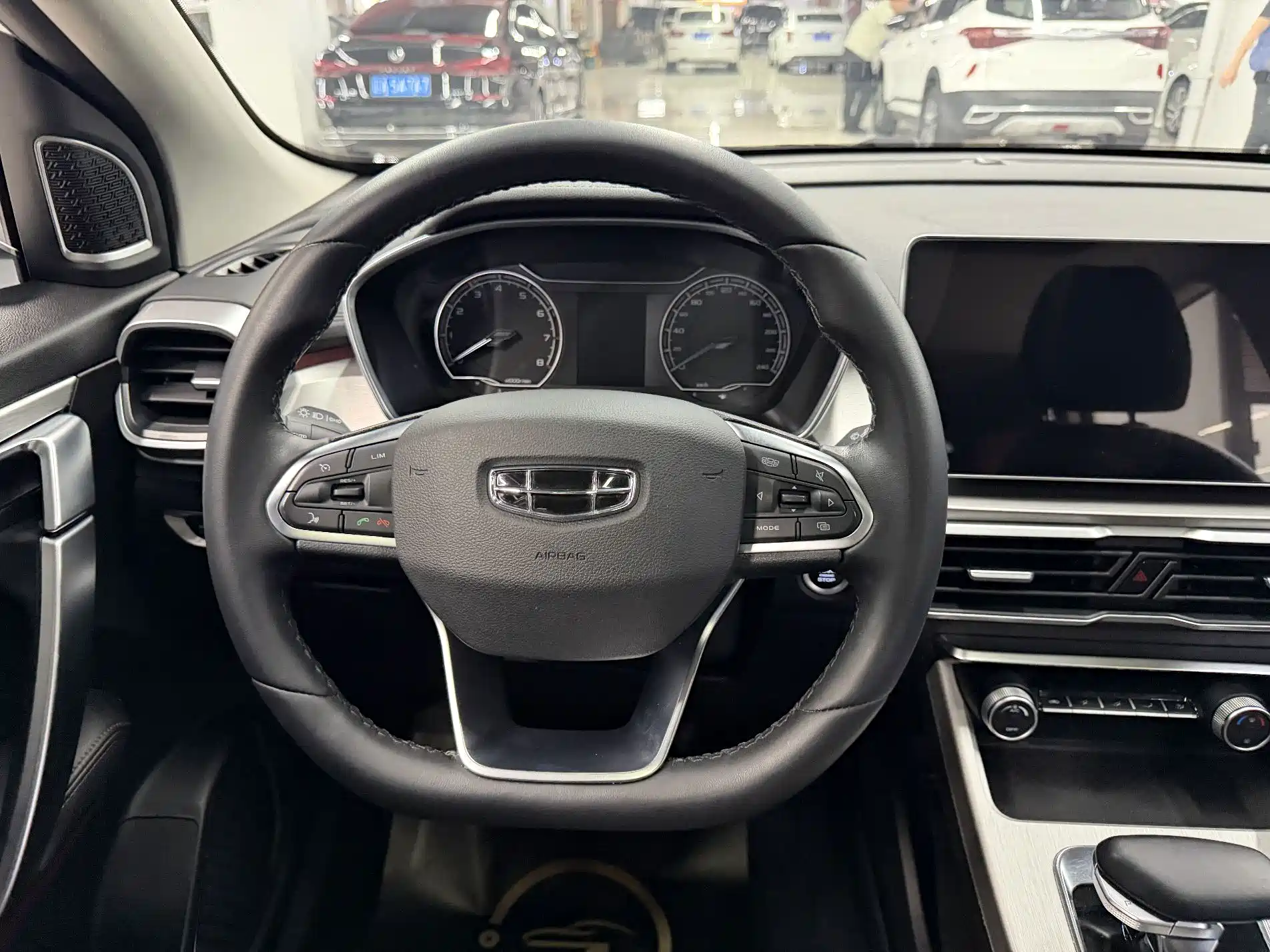 Фото 10 - Geely Coolray
