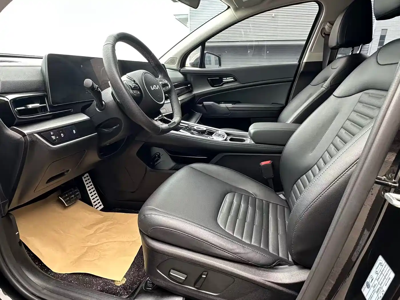 KIA LION PLATINUM EXPANDS THE WORLD