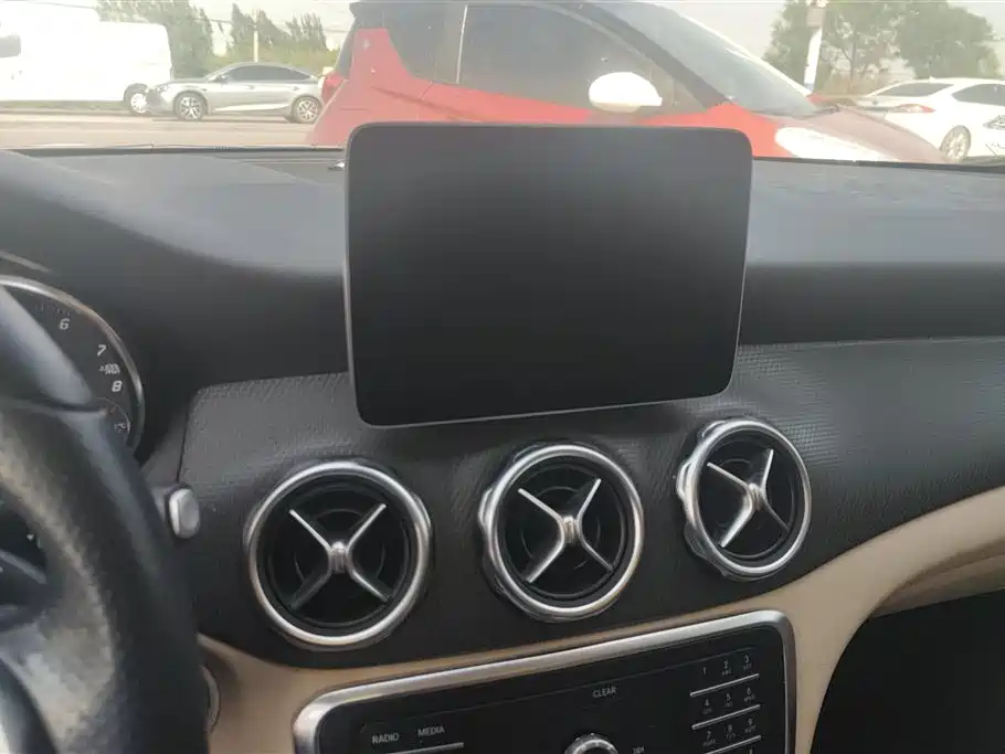Mercedes-Benz GLA 2018 GLA 200 Dynamic фото 13