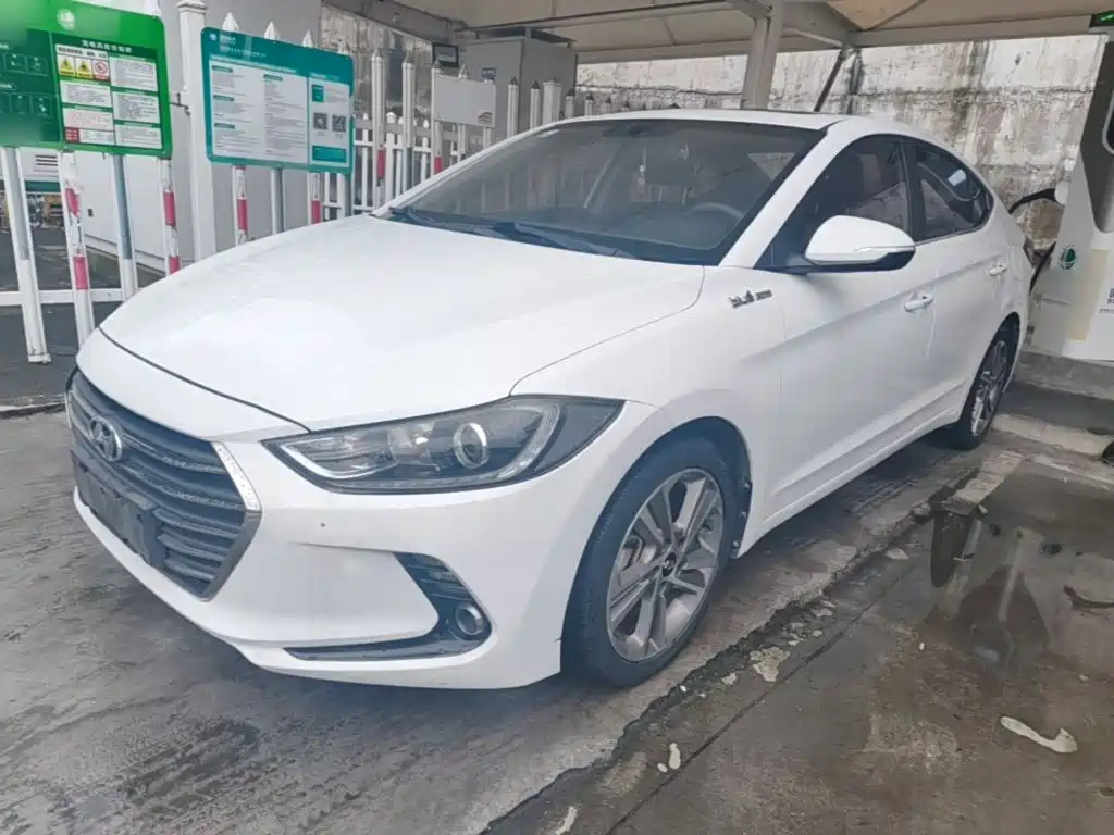 Фото 2 - Hyundai Elantra