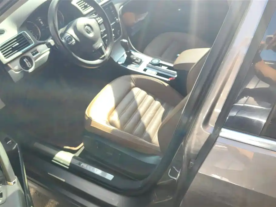 Volkswagen Passat 2014 1.8TSI DSG Executive Edition фото 9