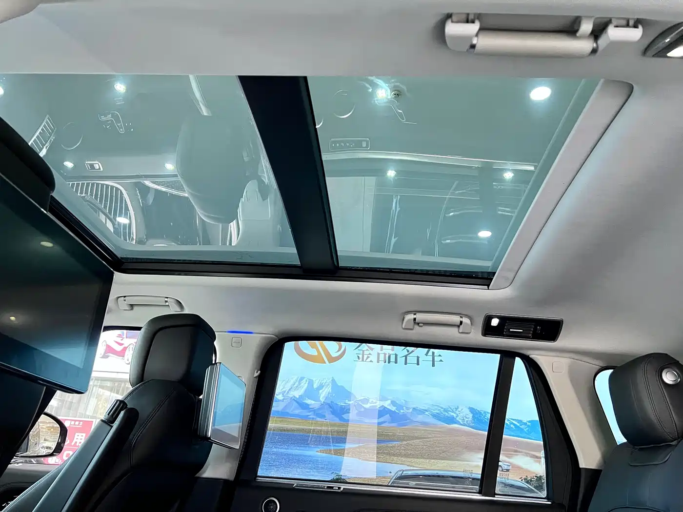 Land Rover Range Rover 2021 3.0 L6 Heritage Extended Classic Edition фото 12