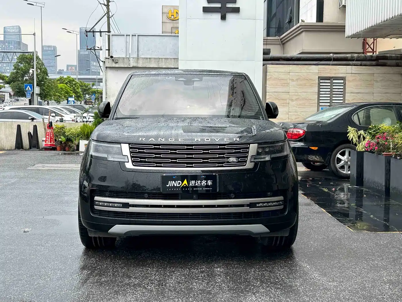 Land Rover Range Rover 2023 3.0 L6 400PS Golden Age 7-Seater Long Wheelbase фото 4