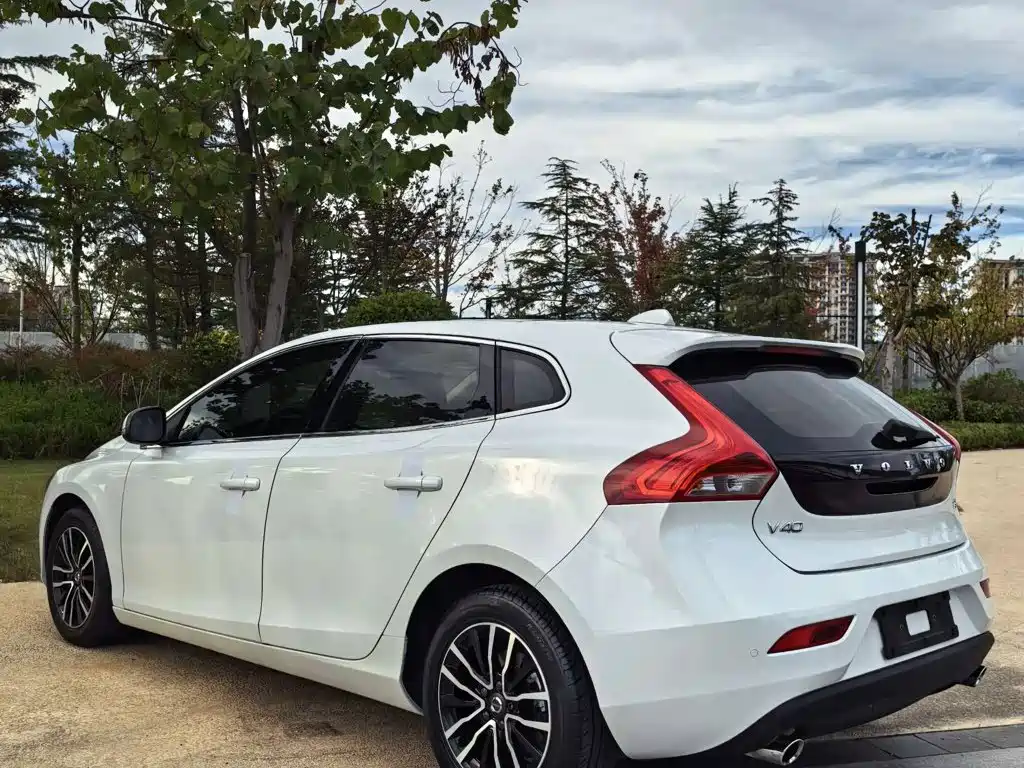 Photo 2 - Volvo V40