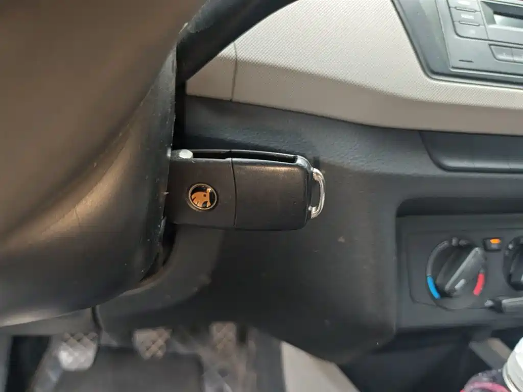 Škoda Fabia 2015 1.4L Manual Advance Edition фото 9