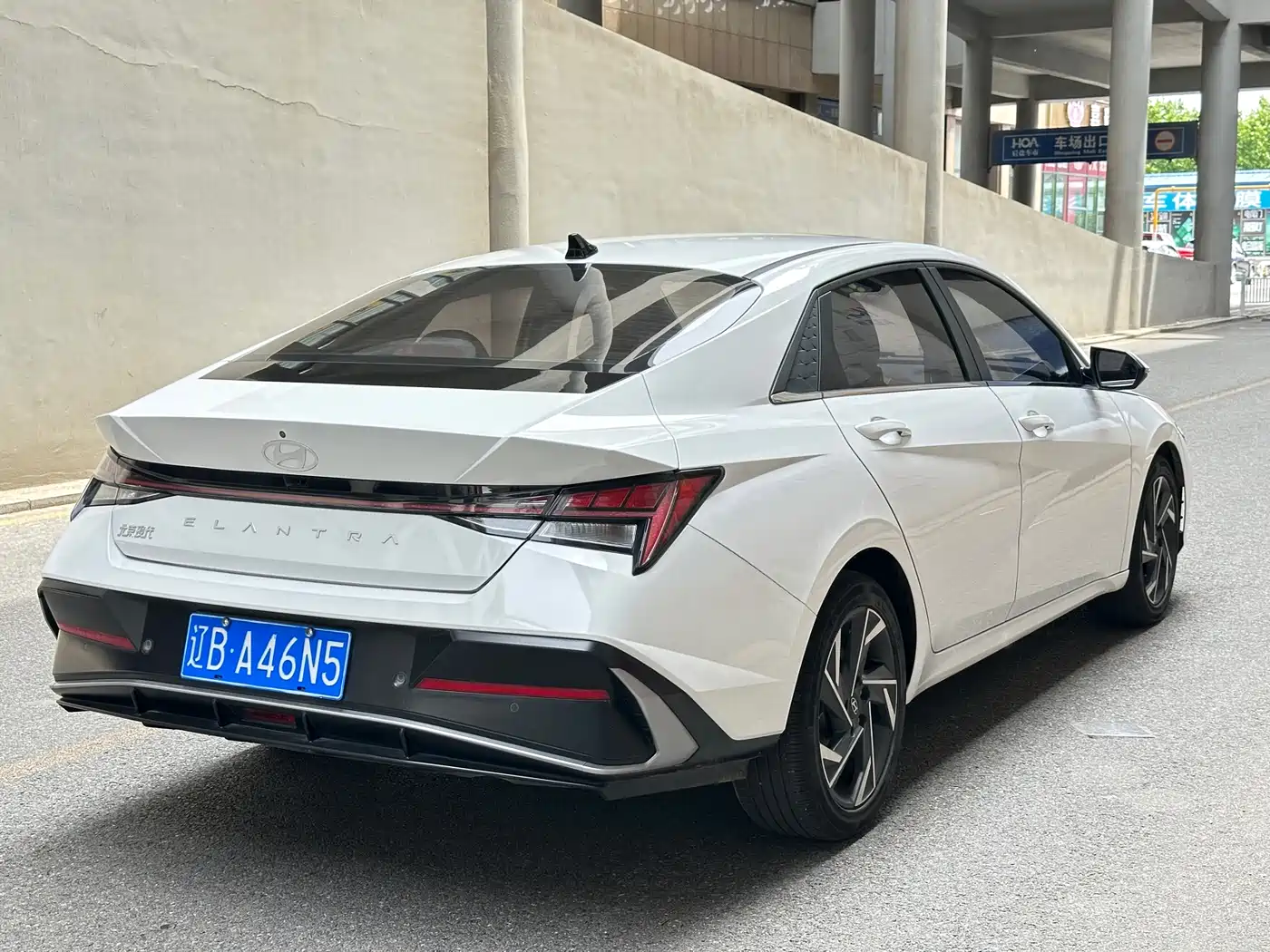 Hyundai Elantra 2023 Model 1.5L CVT LUX Premium Edition фото 13
