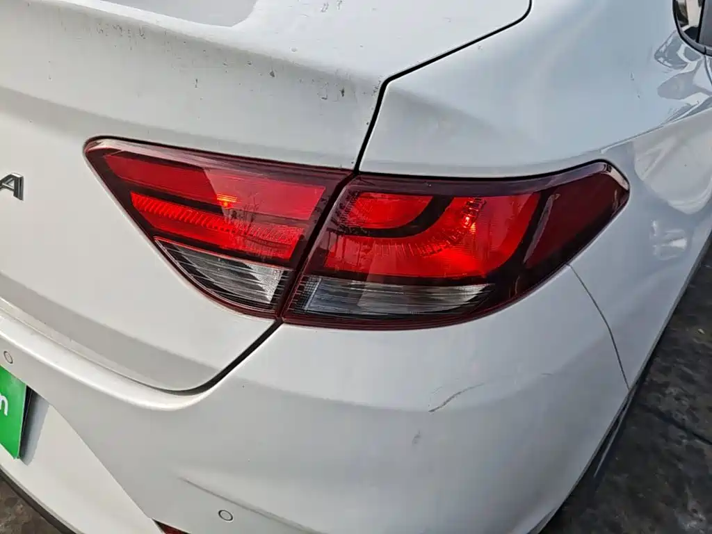 Photo 8 - Hyundai Elantra