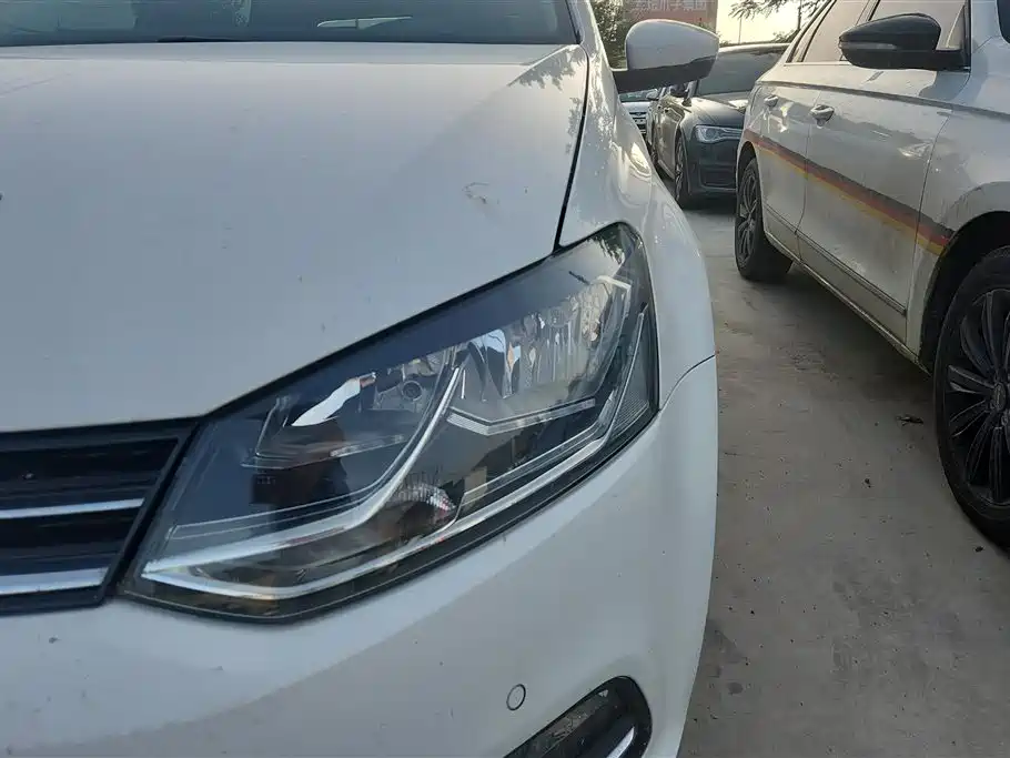Volkswagen Polo 2014 1.6L Automatic Luxury Edition фото 5