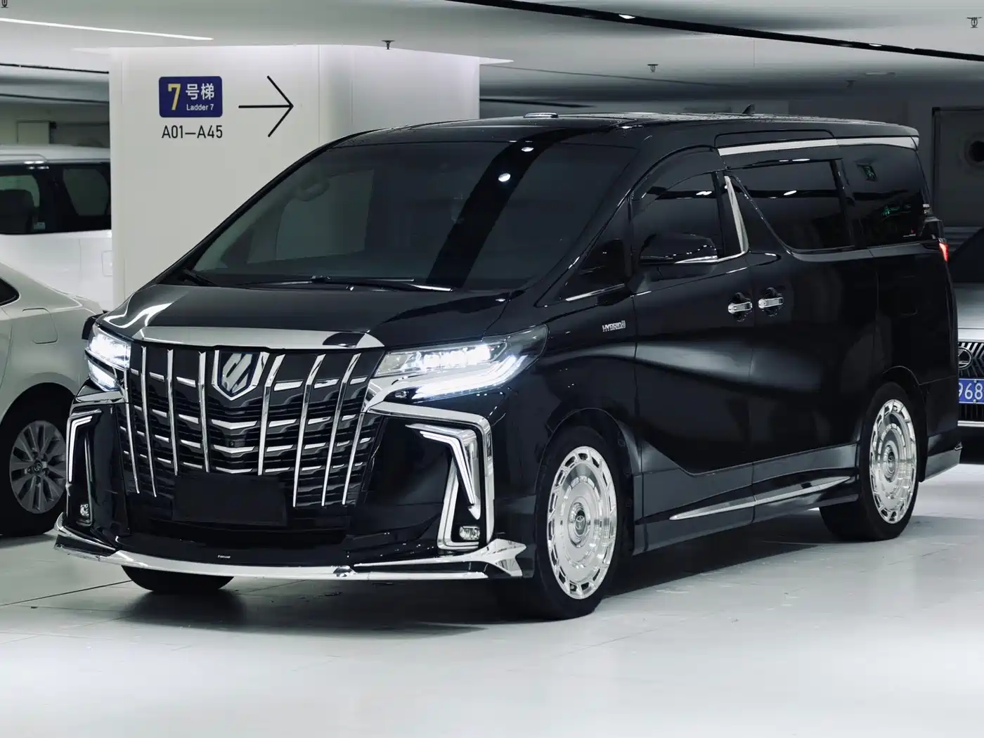Фото 1 - Toyota Alphard