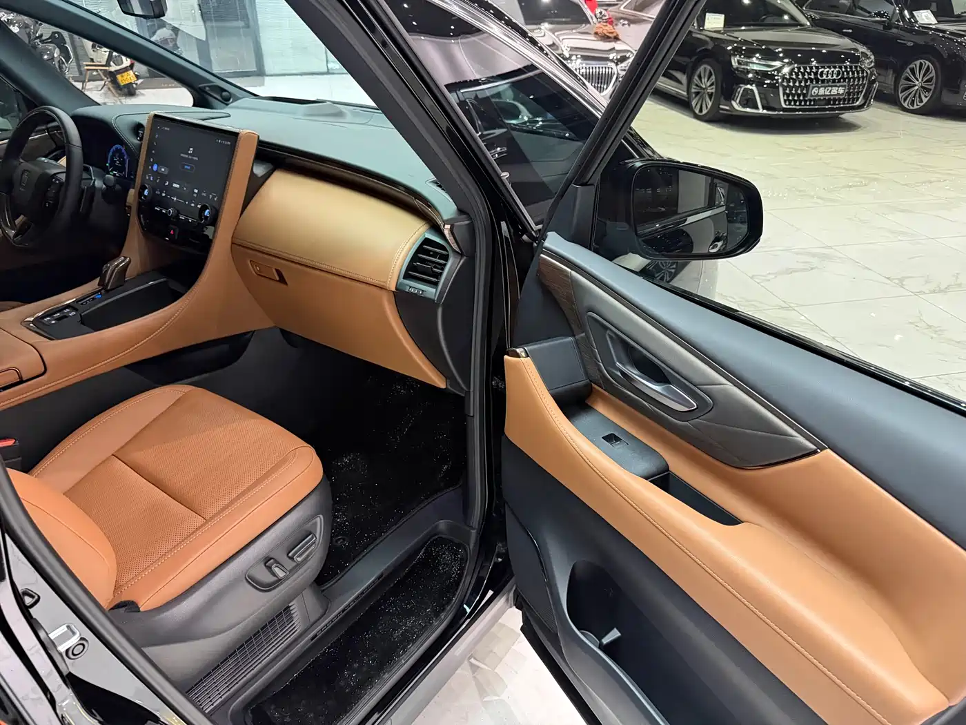 Toyota Vellfire 2024 Crown Hybrid 2.5L Executive Premium Edition фото 9