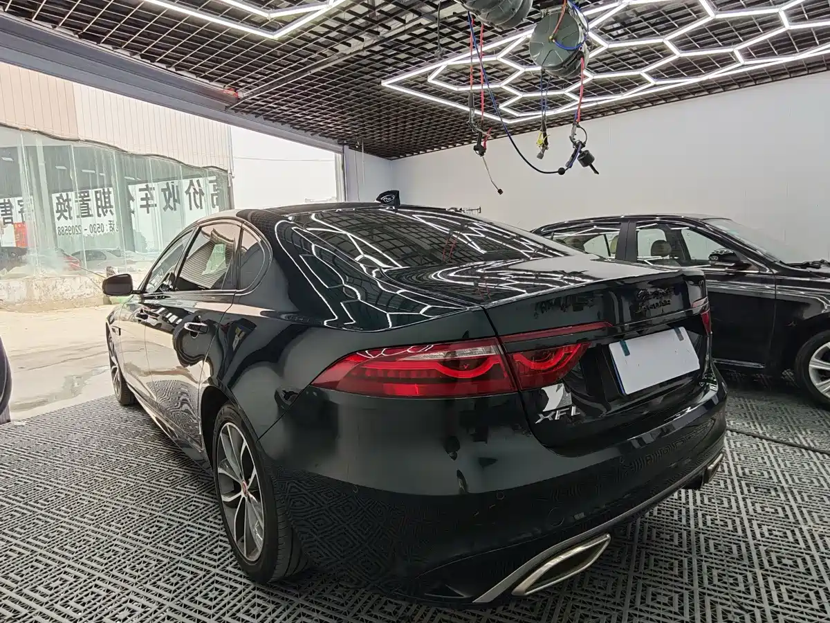 Фото 8 - Jaguar XFL
