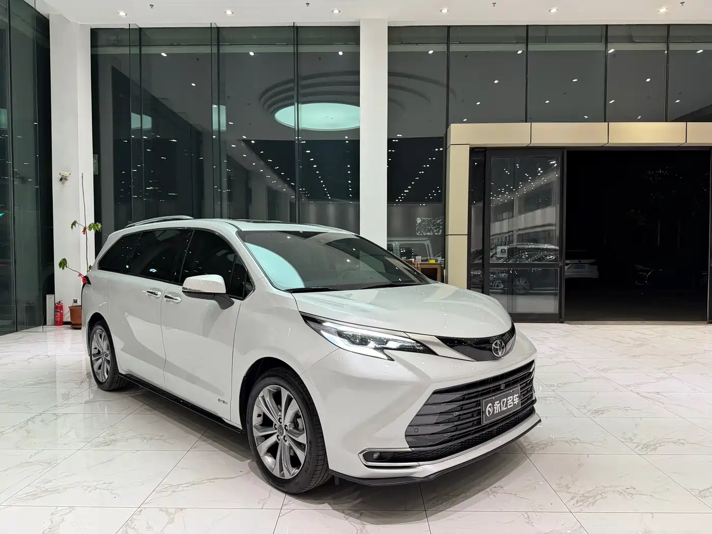 Toyota Sienna 2024 2.5L Hybrid Comfort Edition фото 3