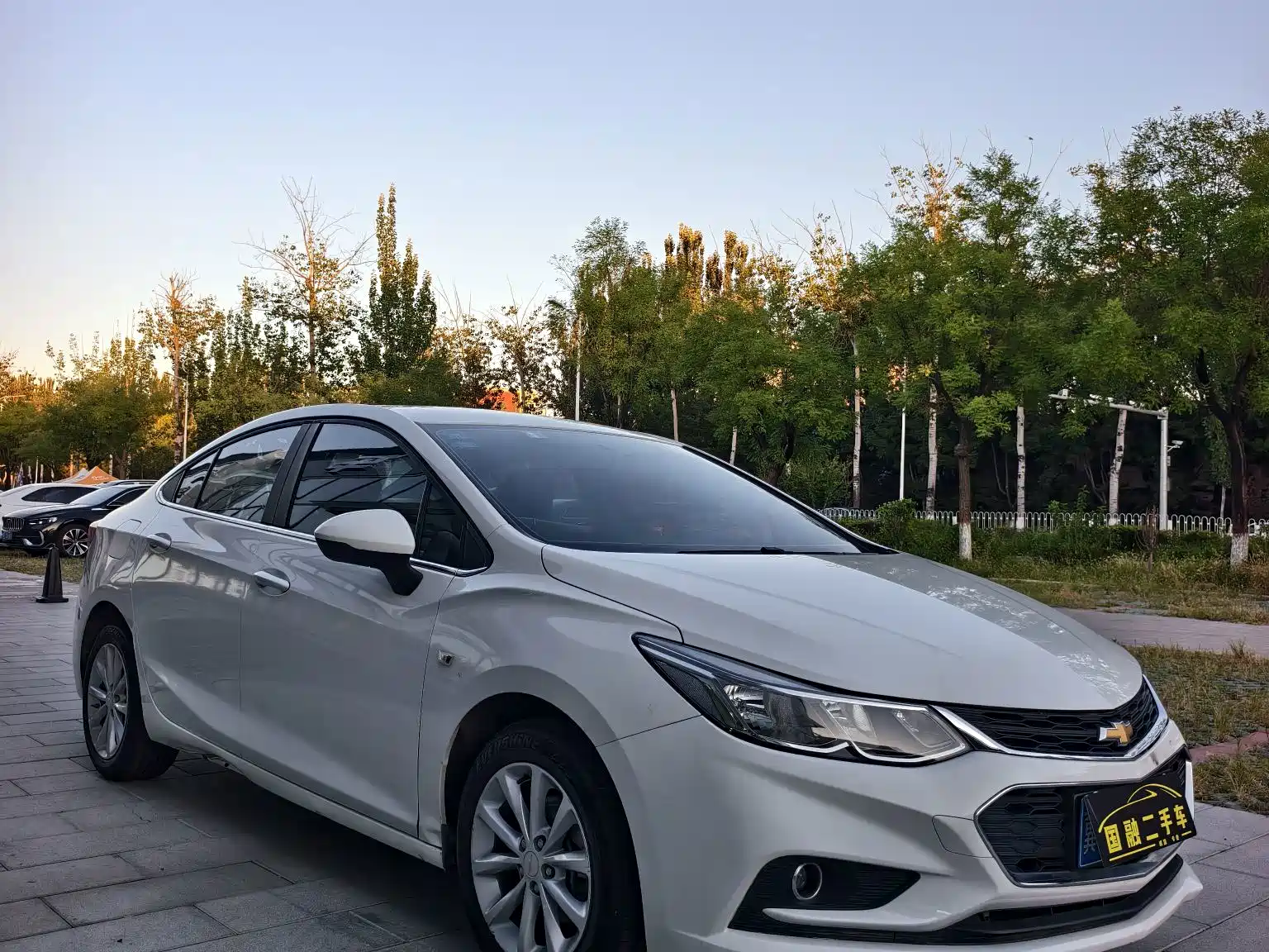 Photo 3 - Chevrolet Cruze
