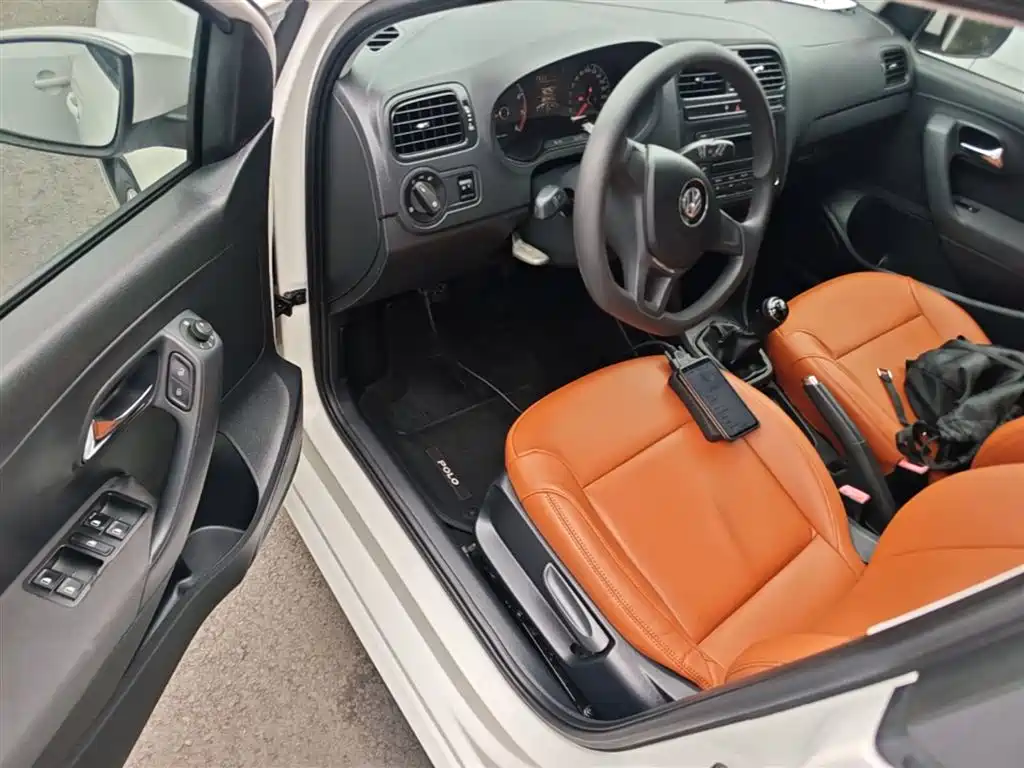Volkswagen Polo 2014 1.4L Manual Trend Edition фото 16