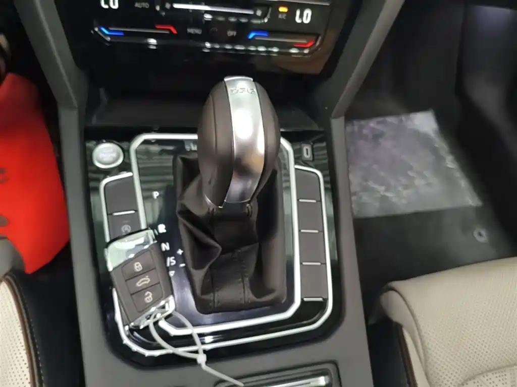Volkswagen Magotan 2023 Model 2 Million Commemorative Edition 330TSI DSG Luxury фото 14