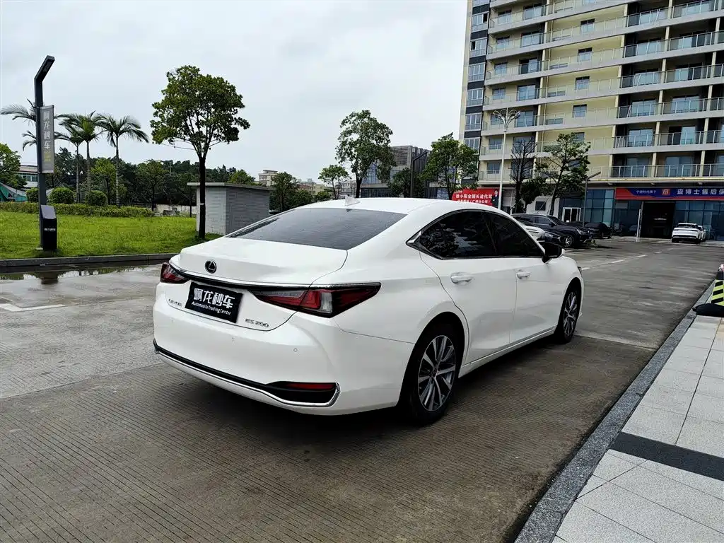 Фото 9 - Lexus ES