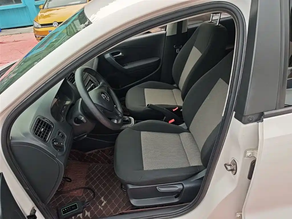 Volkswagen Polo 2016 1.4L Automatic Trend фото 15