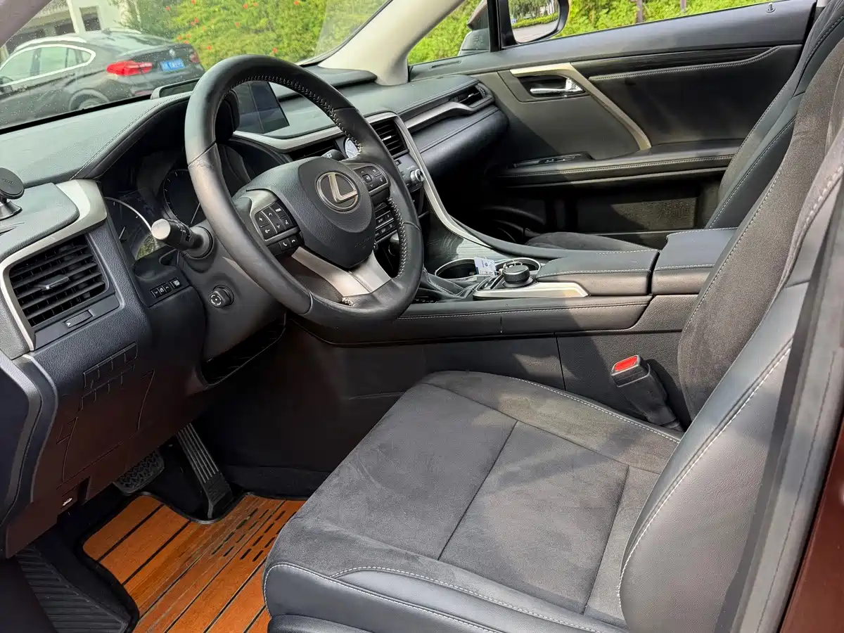 Фото 8 - Lexus RX