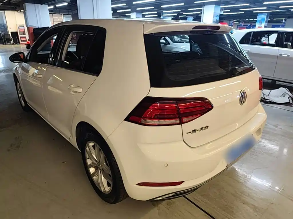 صورة 5 - Volkswagen Golf