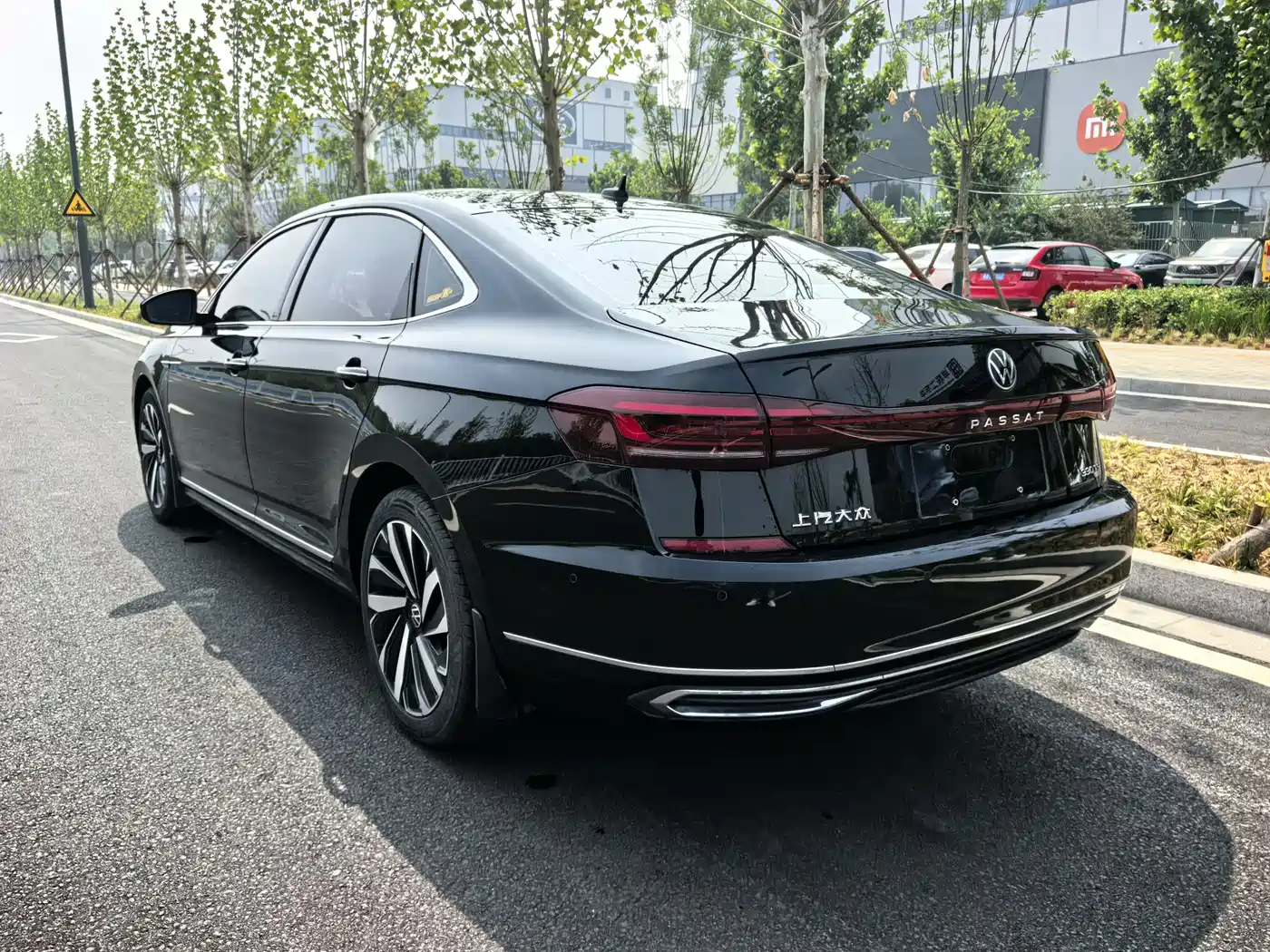 Volkswagen Passat 2022 330TSI Luxury Edition фото 4
