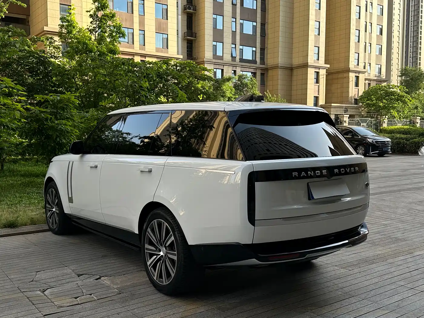 Land Rover Range Rover 2023 3.0 L6 400PS Genesis Extended Version фото 5