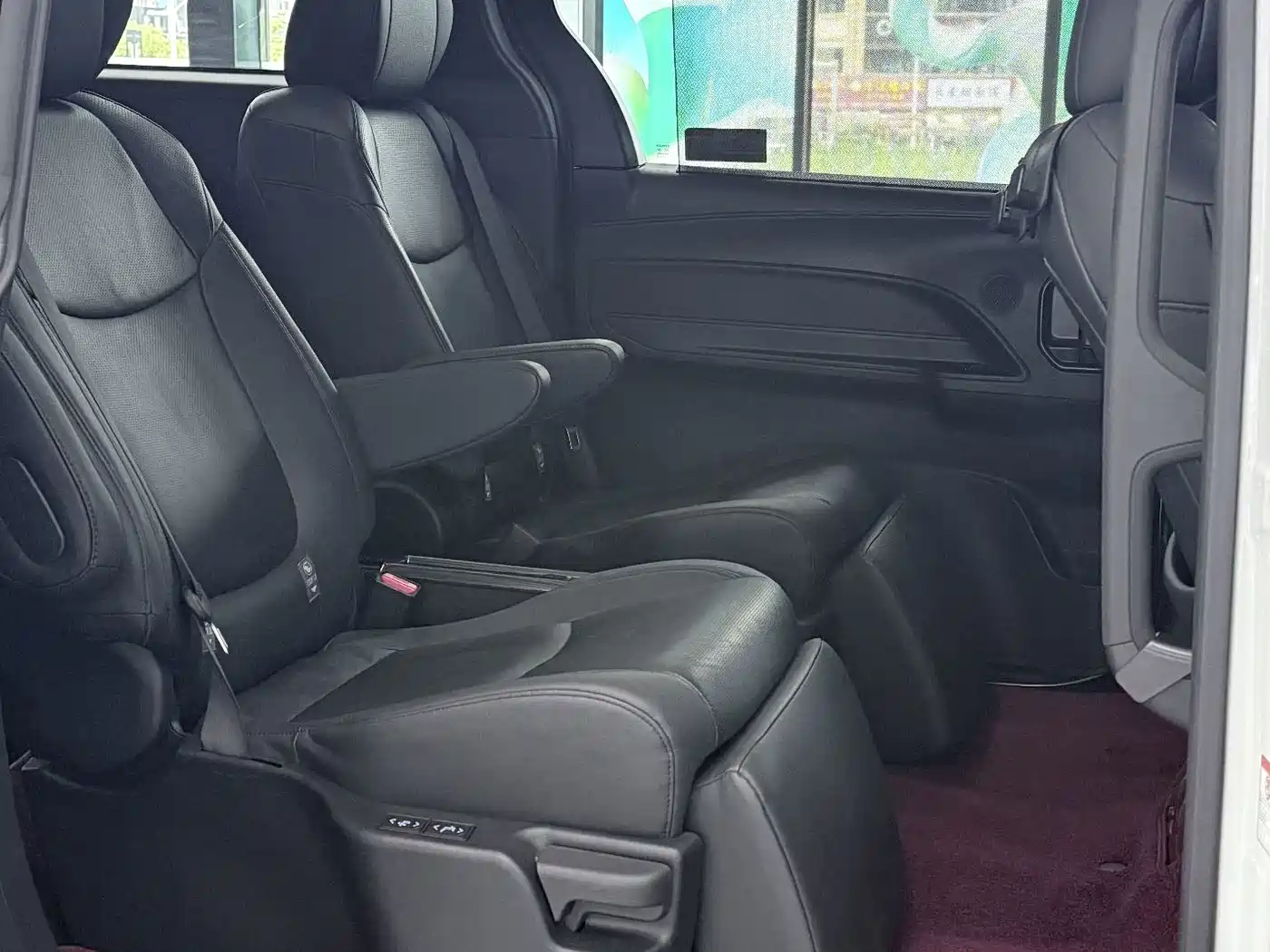Photo 9 - Toyota Granvia