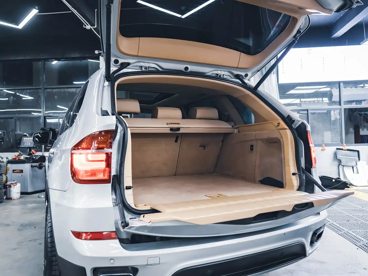 BMW X5 (Import) 2011 xDrive50i Leading Edition фото 12